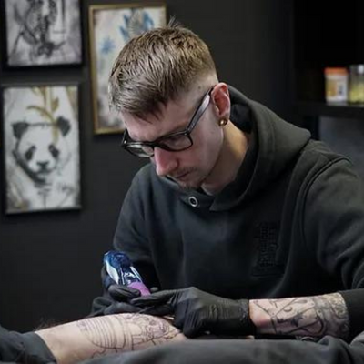 Inkbreeding Tattoo Artist Phil beim tätowieren