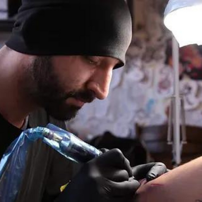 Inkbreeding Tattoo Artist Flo beim tätowieren