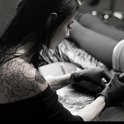 Inkbreeding Tattoo Artist Kathrin beim tätowieren