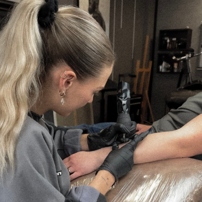 Inkbreeding Tattoo Artist Flo beim tätowieren