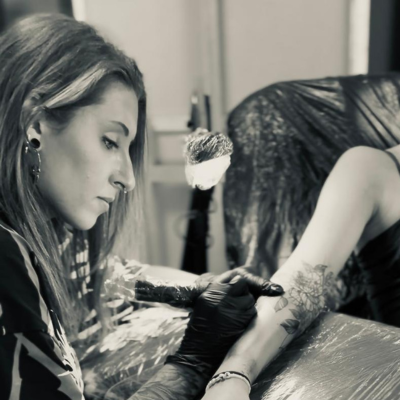 Inkbreeding Tattoo Artist Phil beim tätowieren